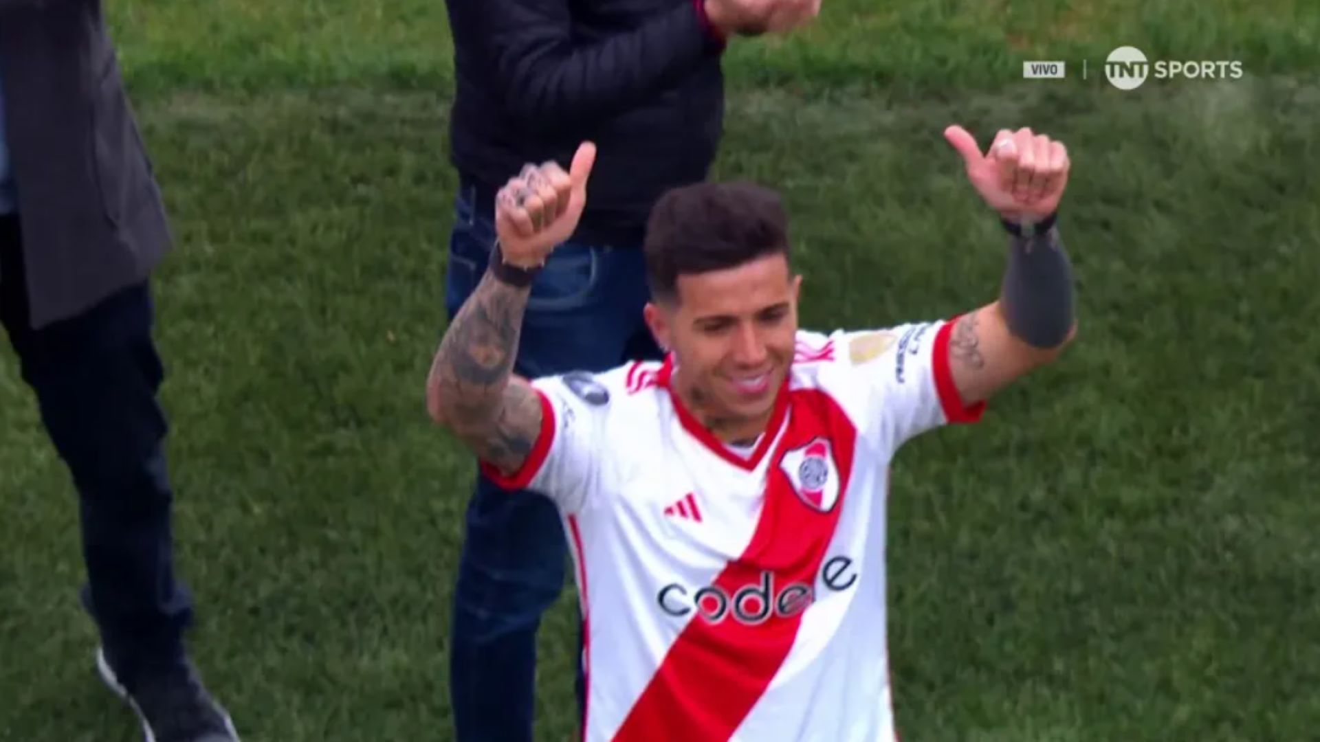 Cầu thủ 23 tuổi xuất hiện rạng rỡ bên ngoài đường biên trước khi mặc áo đấu của River Plate và bước vào sân.